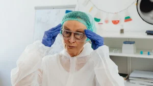 How to Safely Use Isolation Gowns During Patient Rounds